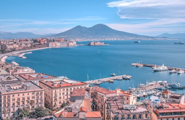 Lungomare di Napoli: una passeggiata tra mito e bellezza